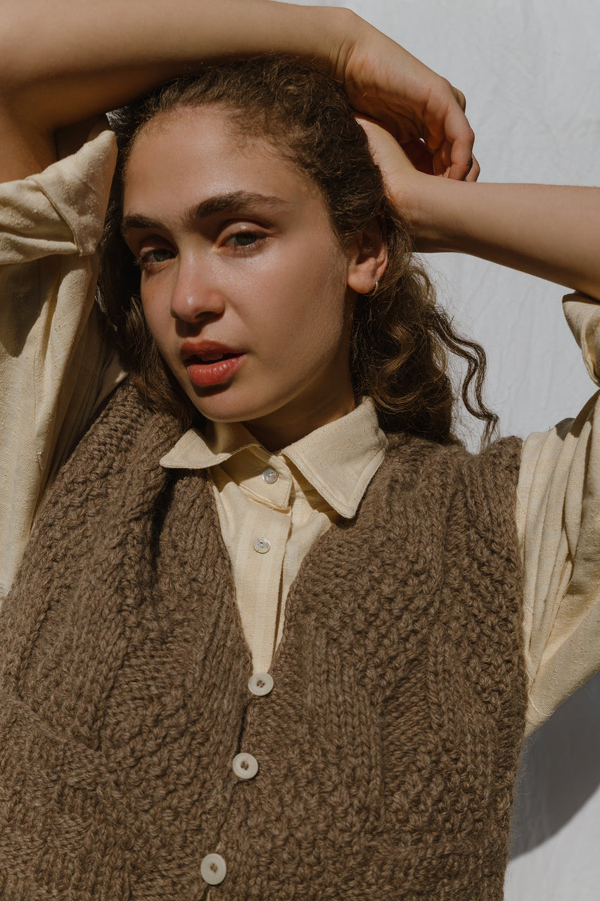 TIO vest cardigan / highland wool / walnut