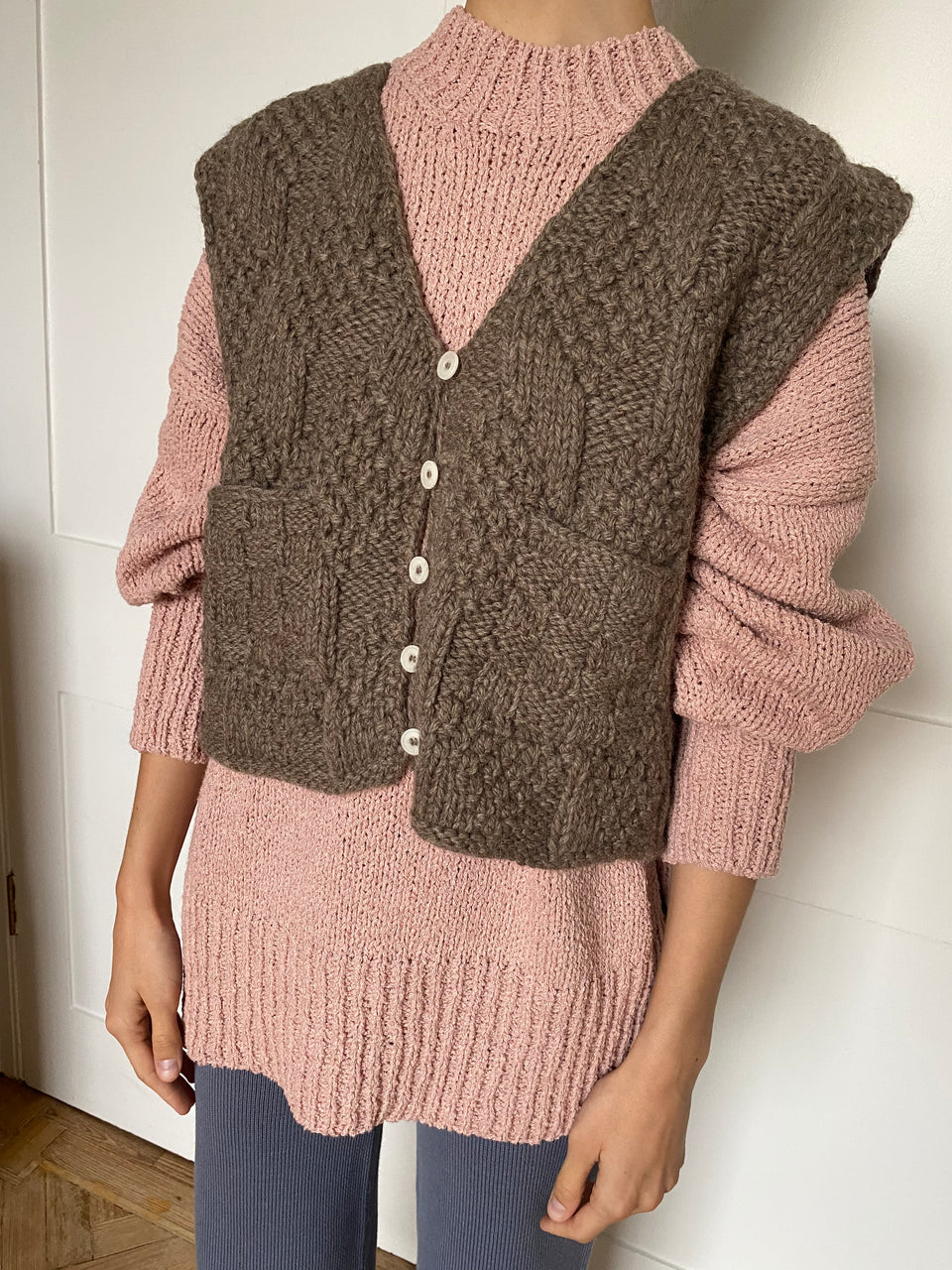 TIO vest cardigan / highland wool / walnut