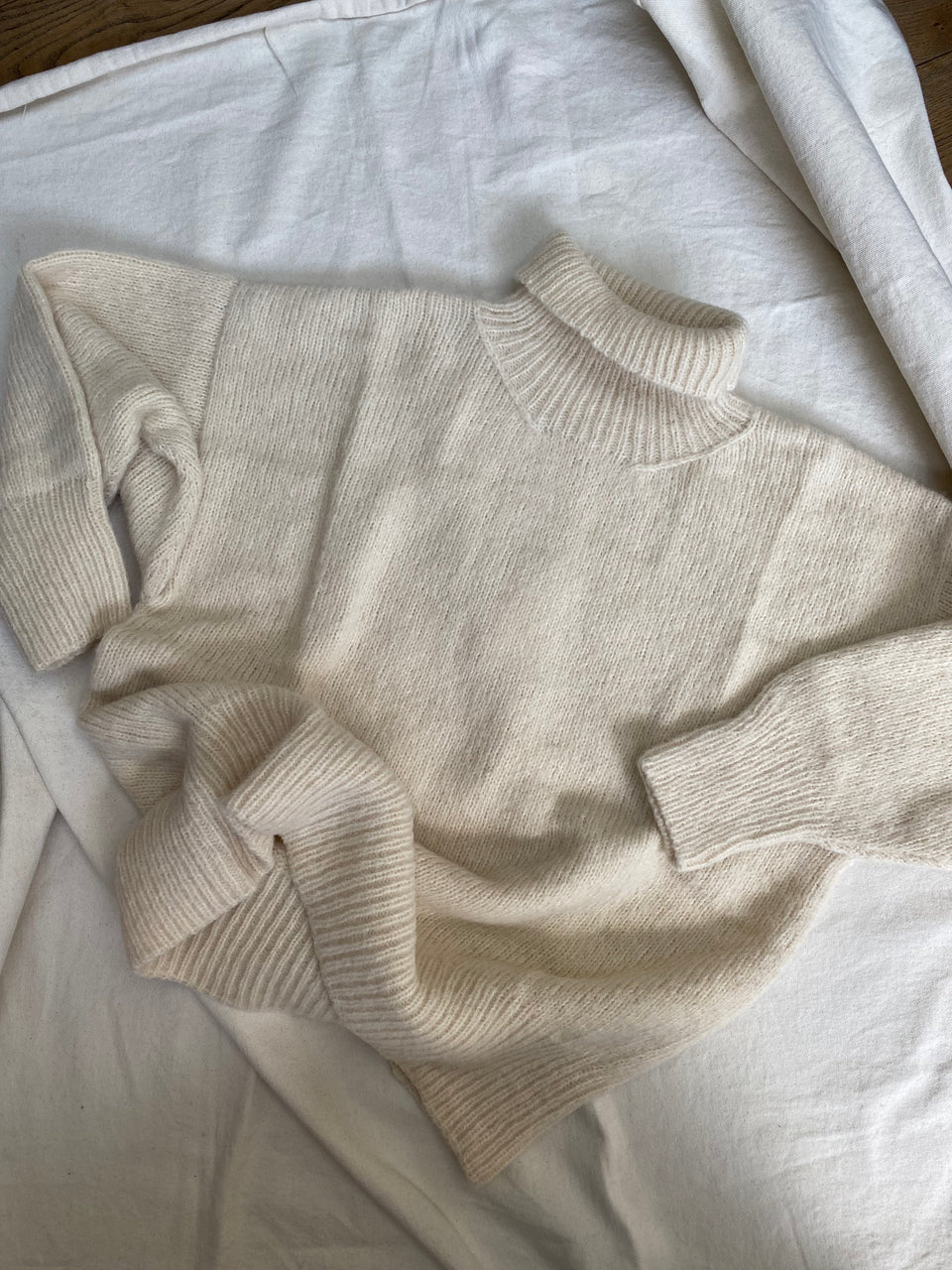 NORA turtleneck / alpaca & pima cotton / milk / samples