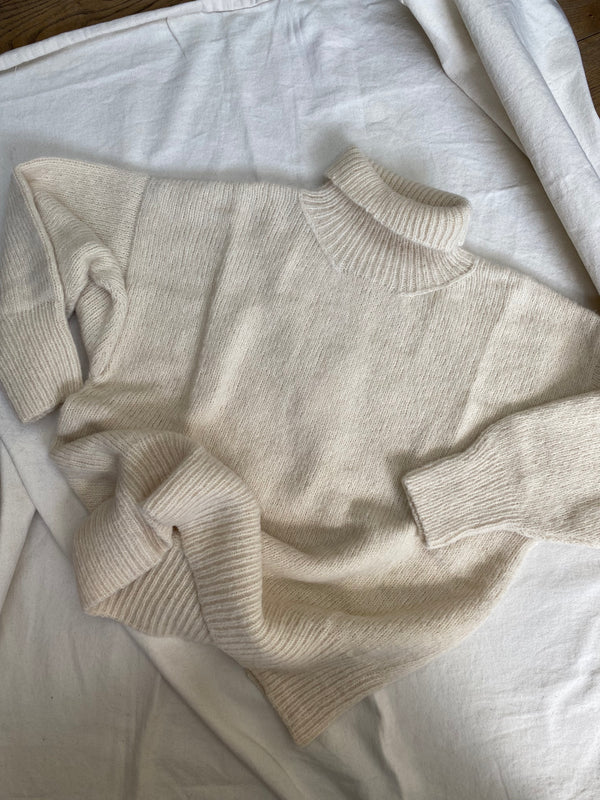 NORA turtleneck / alpaca & pima cotton / milk / samples